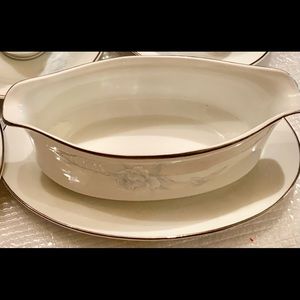 GRAVYBOAT W/ Attached Plate SEIZAN ROSE Blue Pattern by Seizan Japan. RARE!